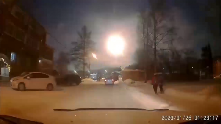 Un meteorito sobrevuela la ciudad siberiana de Krasnoyarsk y se estrella en las afueras