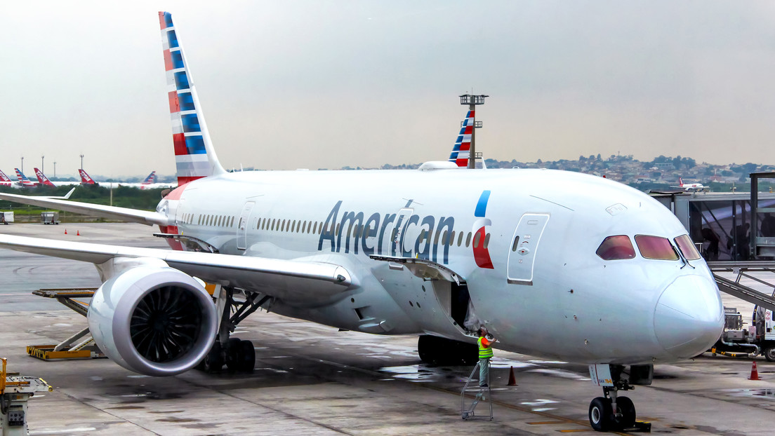 Un trabajador de American Airlines muere al ser "ingerido por el motor" de un avión