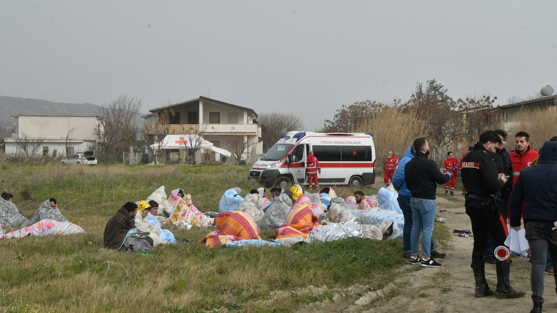 Al menos 40 migrantes muertos y decenas de desaparecidos tras un naufragio en las costas de Italia