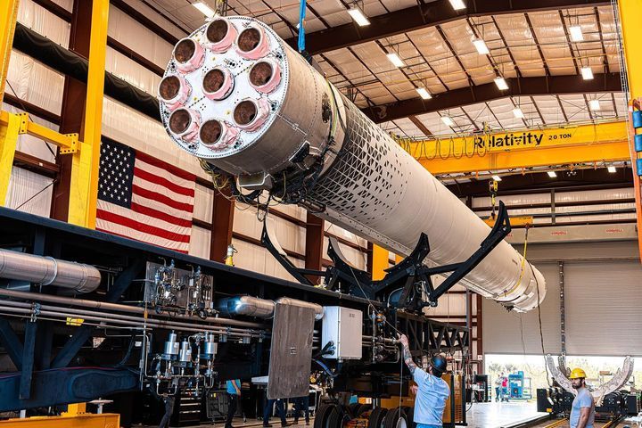 Apilan en una plataforma un cohete impreso en 3D para su primer lanzamiento
