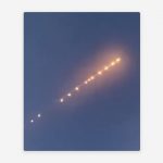 Avistan extrañas esferas brillantes en el cielo de China