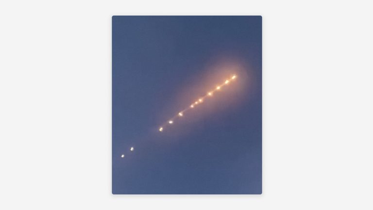 Avistan extrañas esferas brillantes en el cielo de China