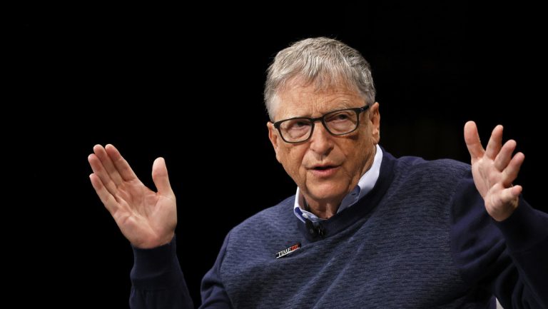 Gates le lanza un dardo a Musk: dice que prefiere usar su dinero para financiar vacunas que para ir a Marte