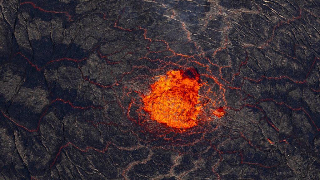 Captan en Hawái el volcán Kilauea lanzando fuentes de lava al aire