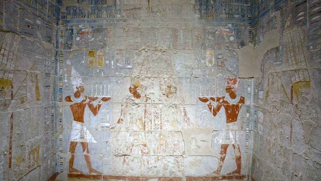Egipto muestra al mundo el interior de dos cámaras de más de 3.400 años de un templo en el Nilo