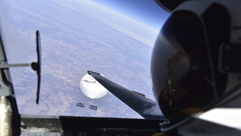 El selfi de un piloto con el globo chino antes de que fuera derribado