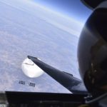 El selfi de un piloto con el globo chino antes de que fuera derribado
