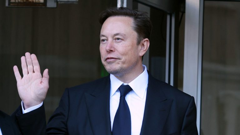 Elon Musk bromea sobre los recurrentes avistamientos de objetos voladores no identificados en el mundo