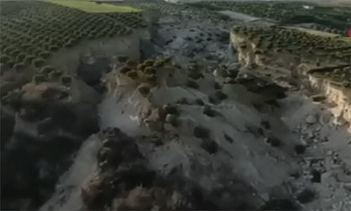 Enorme grieta de 200 metros de ancho divide en dos un campo en Turquía