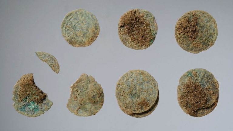 Explorador en prácticas descubre monedas y joyas medievales al norte de Alemania