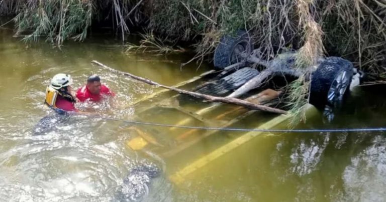 Hallan 14 cuerpos al interior de una camioneta sumergida en un canal en México