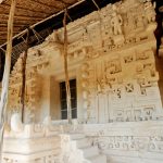 Hallan esculturas de un rey maya y jeroglíficos reveladores en una zona arqueológica de México