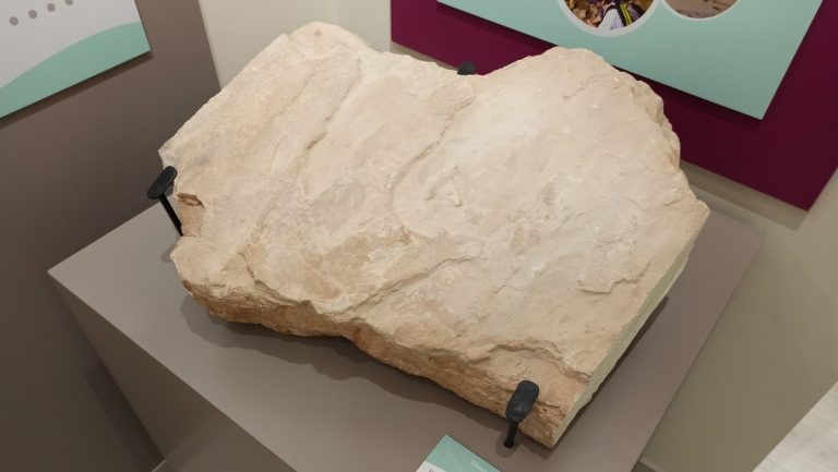 Hallan una inesperada huella de 3 dedos entre las ruinas de un convento de 600 años