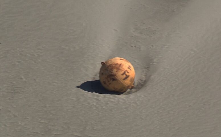 Hallan una misteriosa bola de hierro de color anaranjado en la costa de Japón