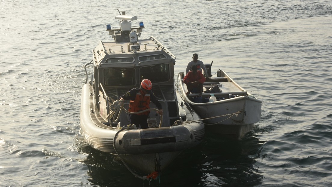 Rescatan con vida a 3 personas que llevaban 6 días a la deriva en el océano Pacífico