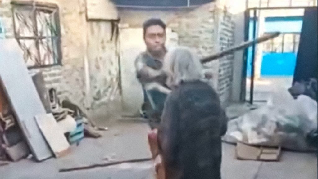 Se hace viral el video de una agresión a una abuelita en México