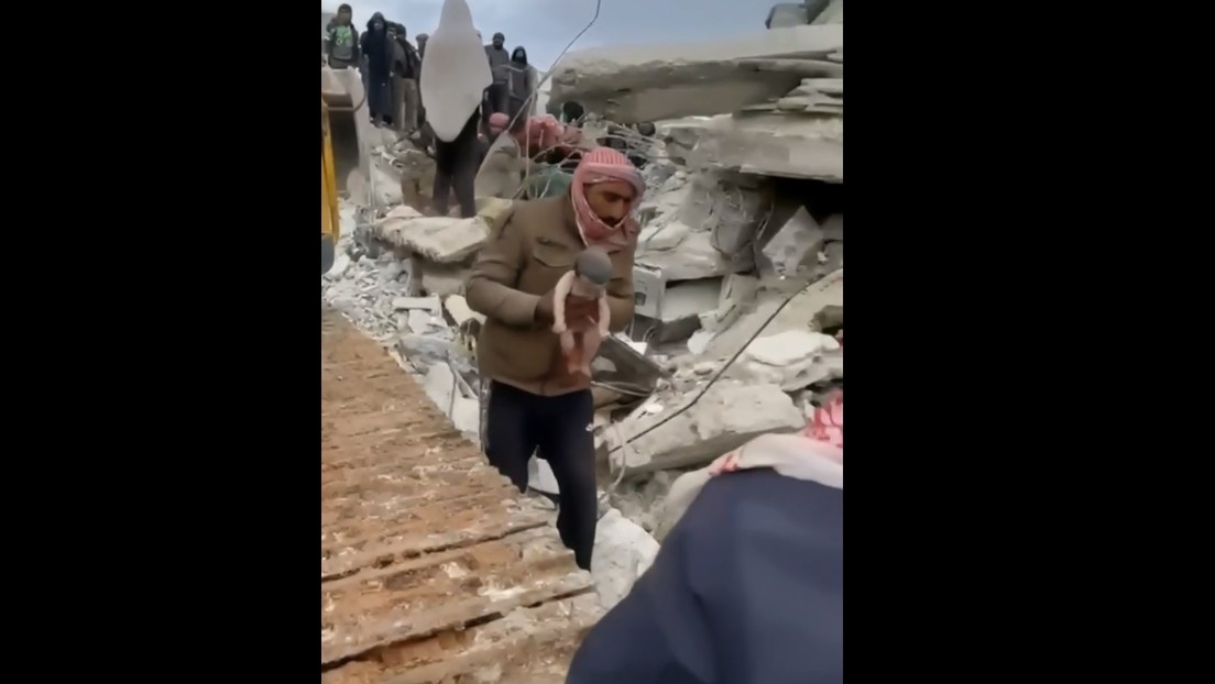 Una mujer da a luz entre los escombros tras el devastador terremoto en Siria
