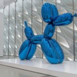 Una mujer rompe sin querer la escultura de un perro-globo de 42.000 dólares