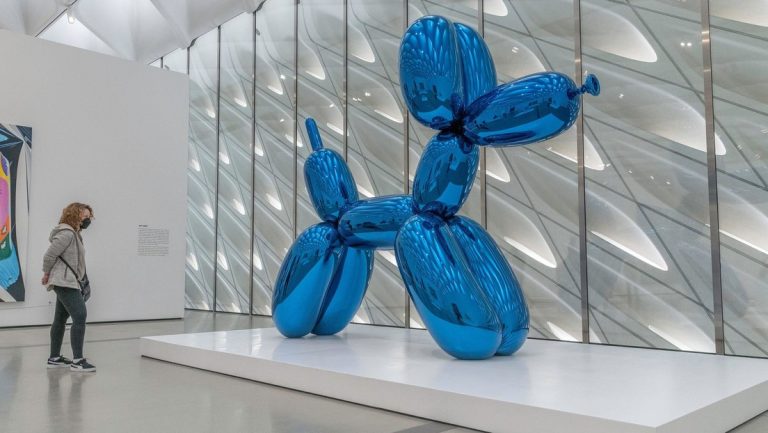 Una mujer rompe sin querer la escultura de un perro-globo de 42.000 dólares