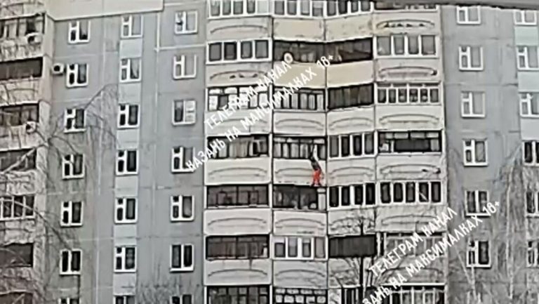 Una mujer salta de un sexto piso, se levanta y vuelve a casa