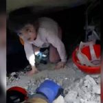 El salvamento tuvo lugar en el marco de las tareas de rescate por el devastador terremoto de magnitud 7,8 y sus réplicas que sacudieron Turquía esta madrugada Un equipo de rescate este lunes logró sacar con vida a una niña pequeña de entre los escombros en la ciudad turca de Kahramanmaras tras dos potentes terremotos que sacudieron el país provocando cientos de muertos y la destrucción de miles de edificios. Un terremoto de magnitud 7,8, que sacudió de madrugada el sudeste de Turquía y el norte de Siria, y otro de 7,5, que tuvo lugar horas después en el centro de Turquía, dejaron más de 2.000 de víctimas mortales y miles de heridos, así como también gran cantidad de edificios destruidos. El presidente turco, Recep Tayyip Erdogan, calificó el primer sismo como el más potente desde 1939. "Esta noche a las 04:17 nos sacudió el mayor desastre desde el terremoto de Erzincan de 1939, que vivimos en el siglo pasado", aseveró.