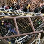 Al menos 12 muertos al derrumbarse el suelo de un templo en la India (VIDEO)