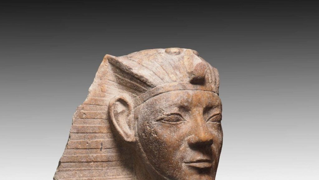 Antiguas esfinges con rostros de faraones son encontradas en un templo solar en Egipto
