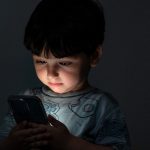 Cada hora extra que los niños usan 'gadgets' aumenta el riesgo de suicidio