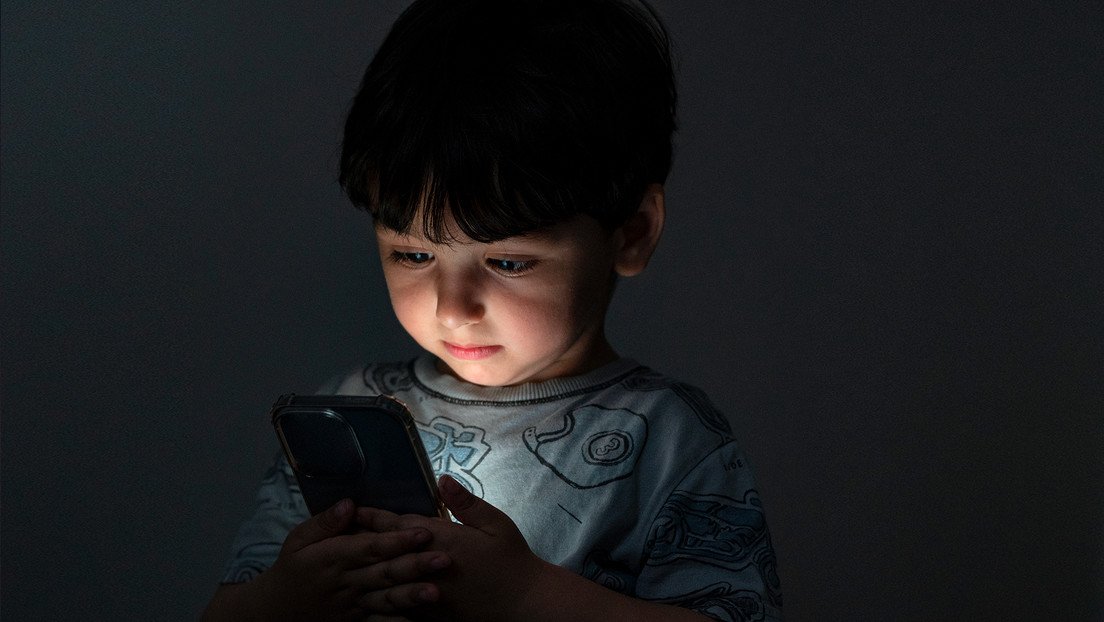 Cada hora extra que los niños usan 'gadgets' aumenta el riesgo de suicidio