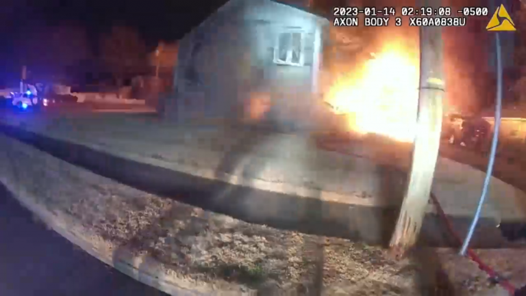 Cámara capta el momento en que una casa explota en EE.UU. con seis bomberos dentro