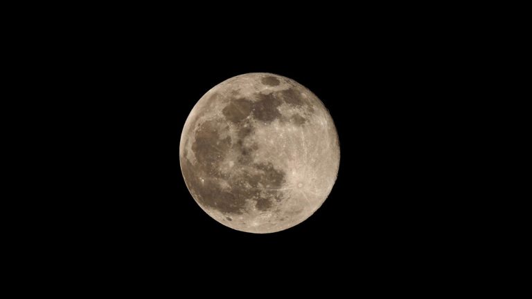 Captan cómo un meteorito se estrella contra la Luna