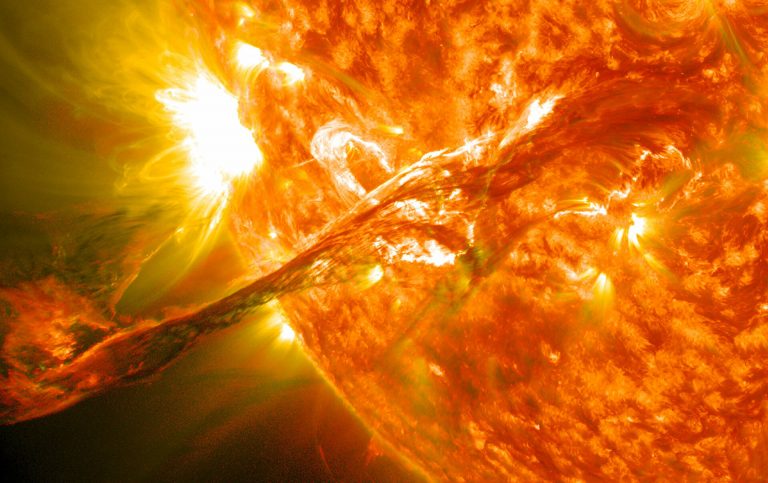 Captan un tornado solar de más de 100.000 kilómetros de altura