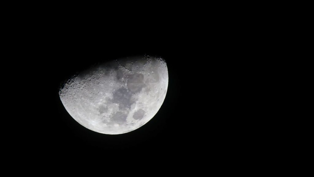 Descubren en la Luna una reserva de agua estimada en millones de toneladas