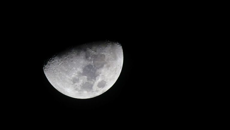 Descubren en la Luna una reserva de agua estimada en millones de toneladas