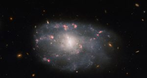 El telescopio Hubble capta una galaxia espiral con forma irregular