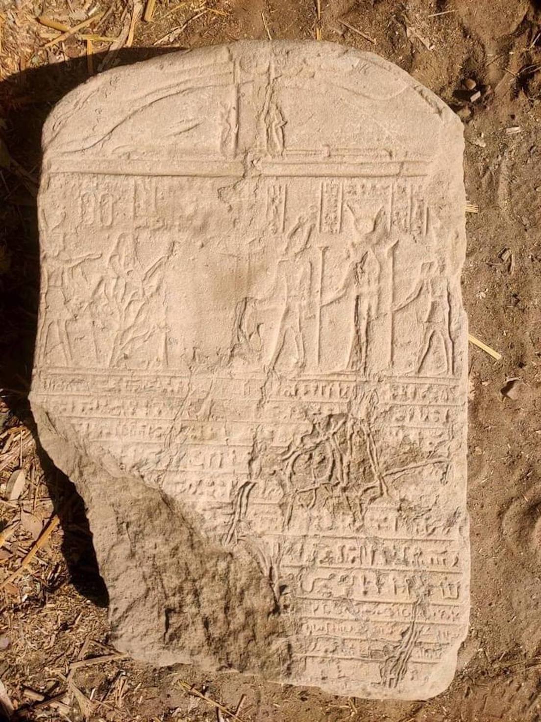 Encuentran en Egipto una estatua de una esfinge sonriente