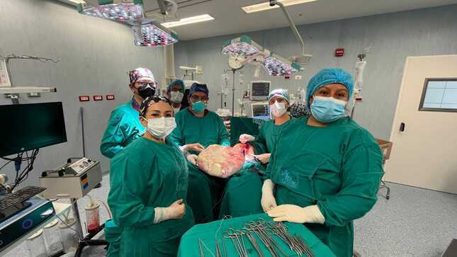 Extirpan un tumor de 20 kilos y un metro de altura a una joven peruana