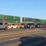 Hallan 2 migrantes muertos y 13 en grave estado en el contenedor de un tren en Texas