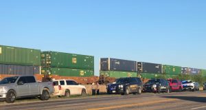 Hallan 2 migrantes muertos y 13 en grave estado en el contenedor de un tren en Texas