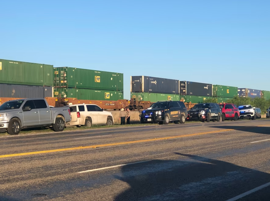 Hallan 2 migrantes muertos y 13 en grave estado en el contenedor de un tren en Texas