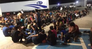 Hallan a 343 migrantes en un camión abandonado en una carretera en México