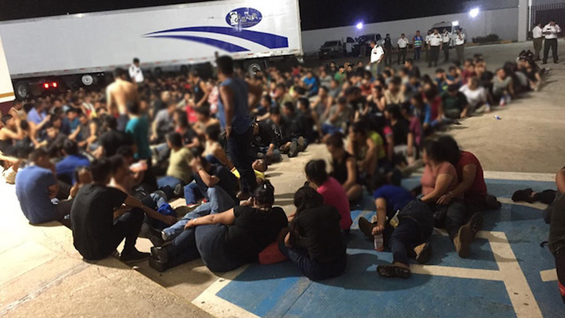 Hallan a 343 migrantes en un camión abandonado en una carretera en México