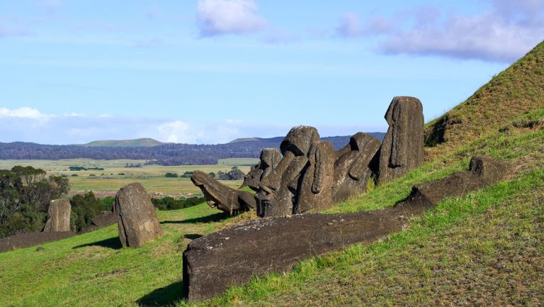 Hallan un nuevo moái en un lago seco de la isla de Pascua