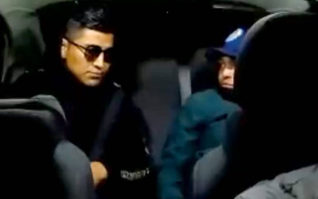 Momento en el que un taxista es asaltado por dos desconocidos en la Ciudad de México