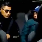 Momento en el que un taxista es asaltado por dos desconocidos en la Ciudad de México