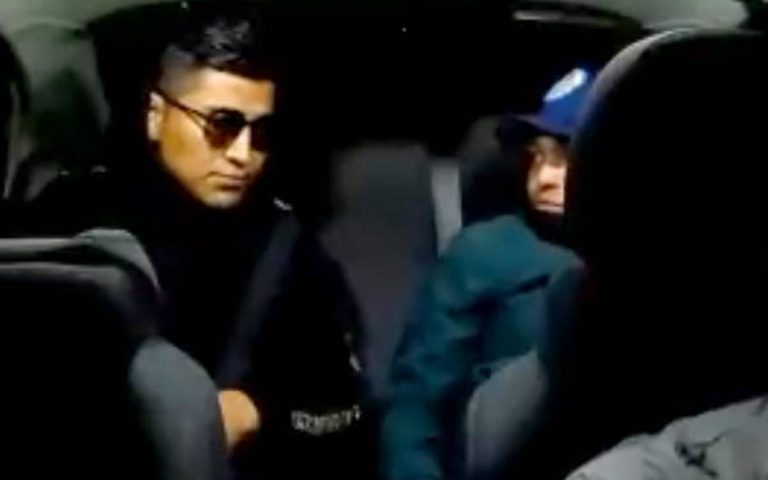 Momento en el que un taxista es asaltado por dos desconocidos en la Ciudad de México