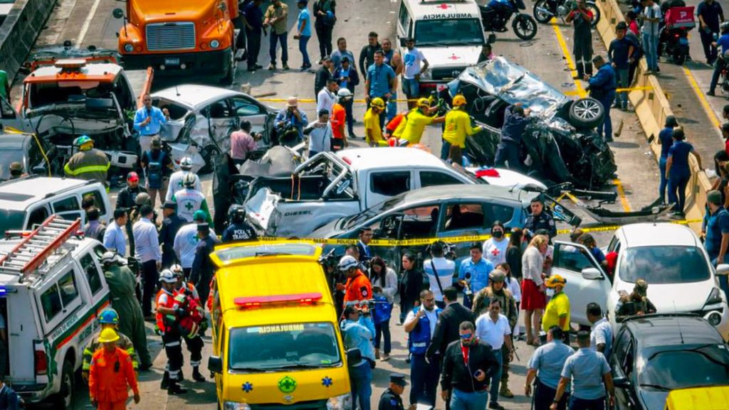 Un accidente múltiple deja dos muertos y una decena de heridos en El Salvador