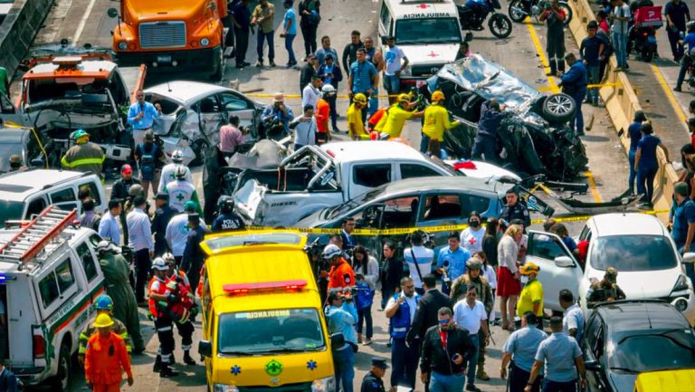 Un accidente múltiple deja dos muertos y una decena de heridos en El Salvador