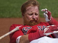 Un fuerte pelotazo en el rostro manda a un beisbolista de los Boston Red Sox al hospital