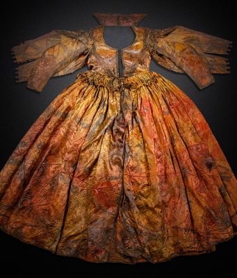 Un vestido de seda que sobrevivió casi cuatro siglos en el fondo del mar sigue siendo un misterio